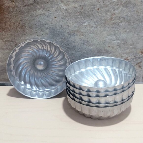 Vintage Mini Aluminum Swirl Gelatin Cake Molds Tart Tins Set of 6 - Picture 1 of 8
